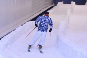 Skidåkare i skidtunnel