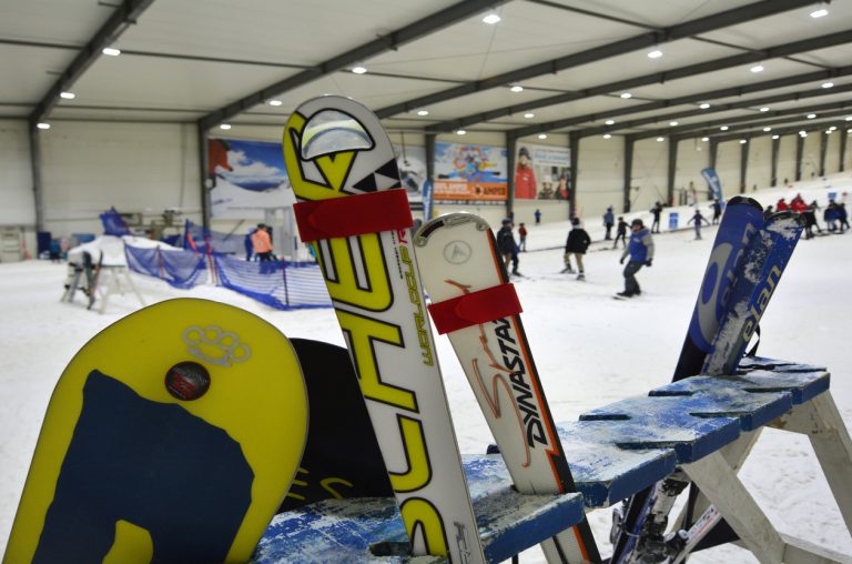 Skidor i en skidställning inomhus